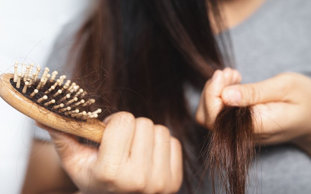Caída del cabello en primavera y cuidado capilar en Sevilla