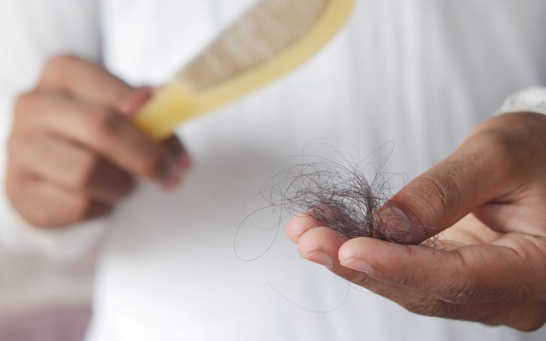¿Por qué se me cae el pelo? Descubre las causas más habituales